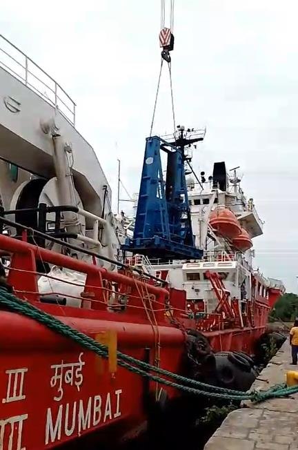 Vessel alongside during a Naavaay service attendance